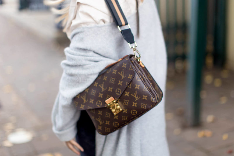 Layered neutral outfit. Gucci belt & Louis Vuitton Pochette Metis